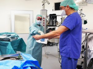 Massues-bloc-operatoire-infirmier-preparation